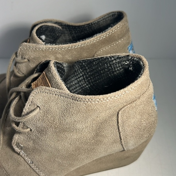 TOMS Desert Wedge Taupe Tan Booties Size 7W BOHO - Picture 5 of 9